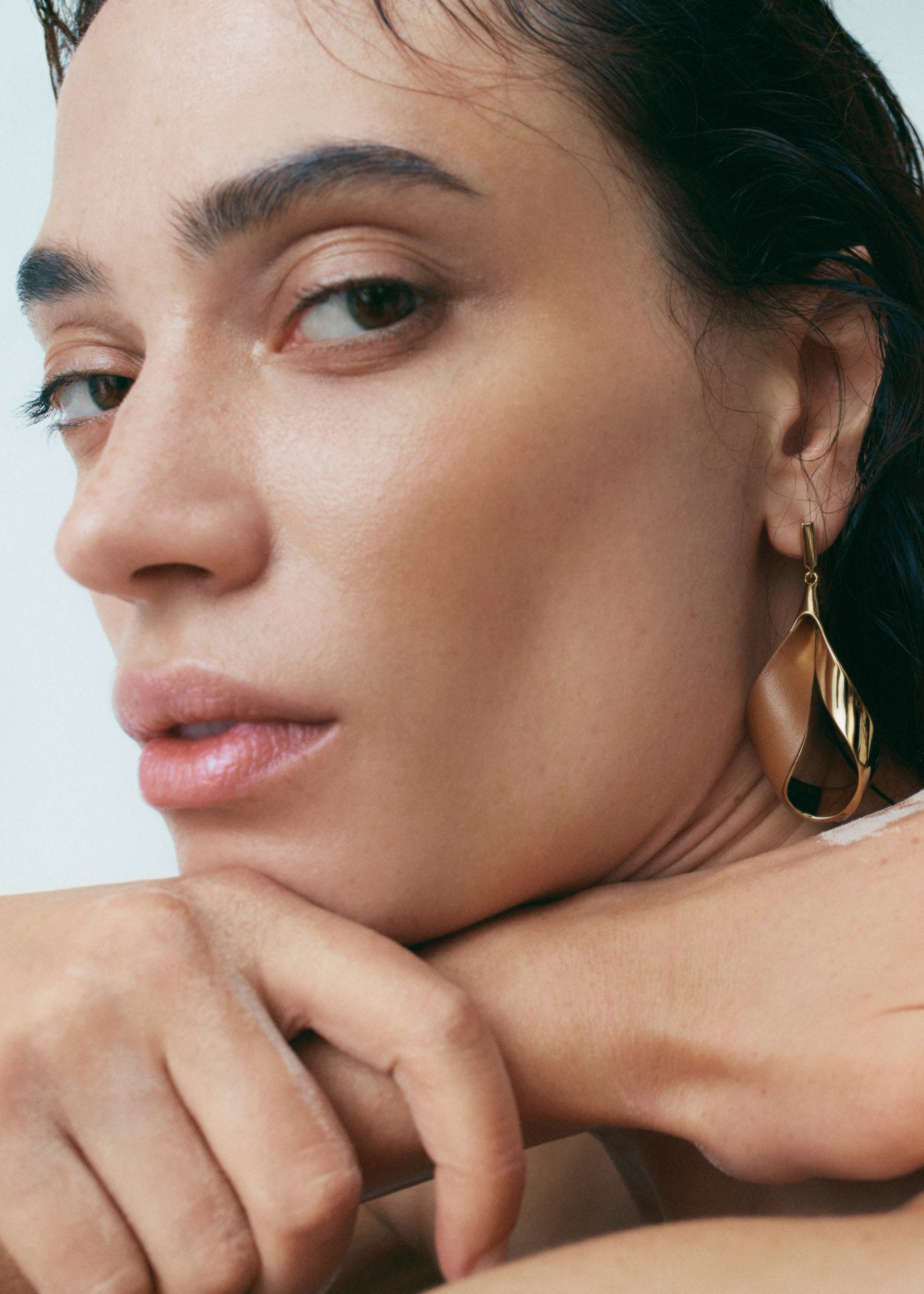 Ormé Pendant Earrings - Gold Gilded with Camel Leather - Image 4